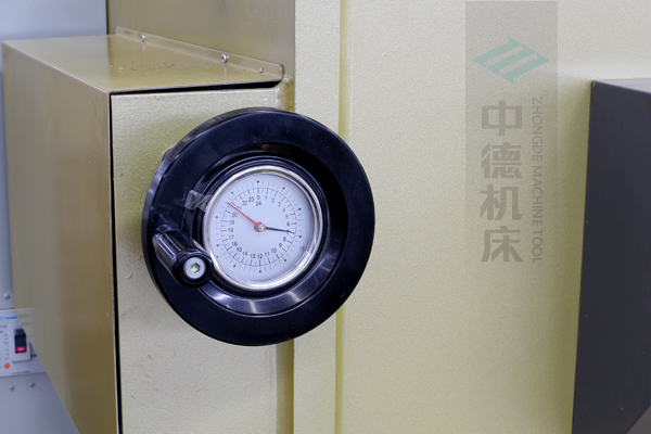ZDG-632刀片間隙調(diào)節(jié)裝置，設(shè)置在機架前面，并有刻度顯示，調(diào)節(jié)方便.jpg
