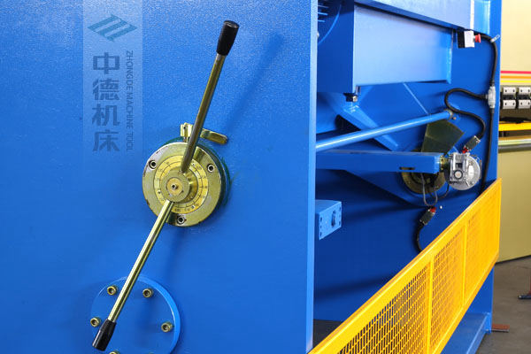 ZDS-432剪板機刀片間隙手動調節器，刻度清淅，調節省力又簡便.jpg
